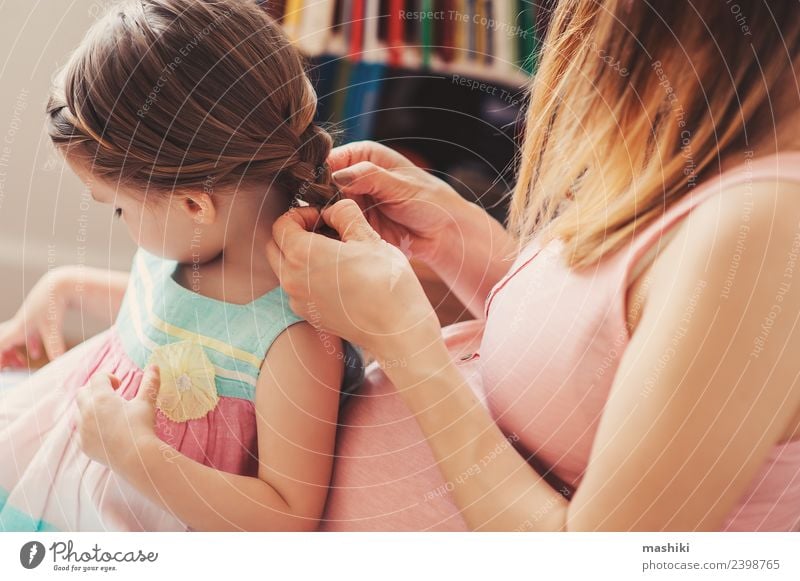 Mutter, die die Haare der Tochter des Kleinkindes bürstet. Lifestyle Glück schön Spielen Baby Frau Erwachsene Eltern Familie & Verwandtschaft Blume Haarbürste