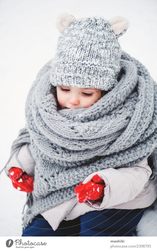 Baby Mädchen im gestrickten Schal wandern im Winterwald Lifestyle Freude Ferien & Urlaub & Reisen Schnee Kind Kleinkind Kindheit Wetter Wald Mode Mantel Hut