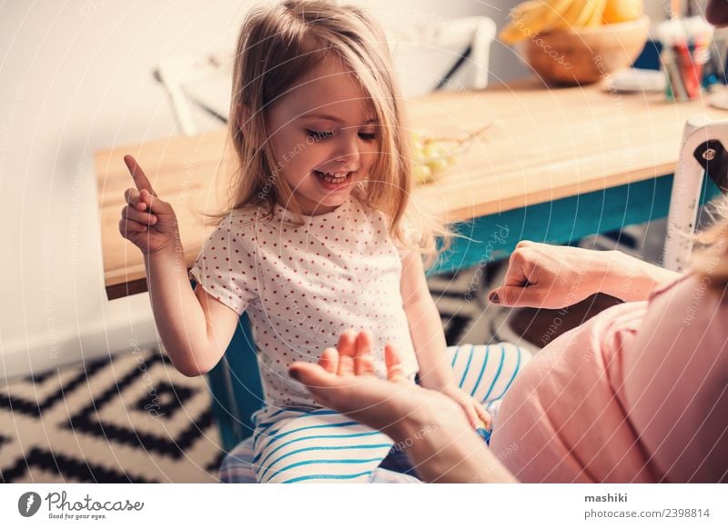 glückliches Kleinkind Mädchen spielt mit der Mutter Frühstück Tee Freude schön Spielen Tisch Küche Kind Baby Eltern Erwachsene Familie & Verwandtschaft blond