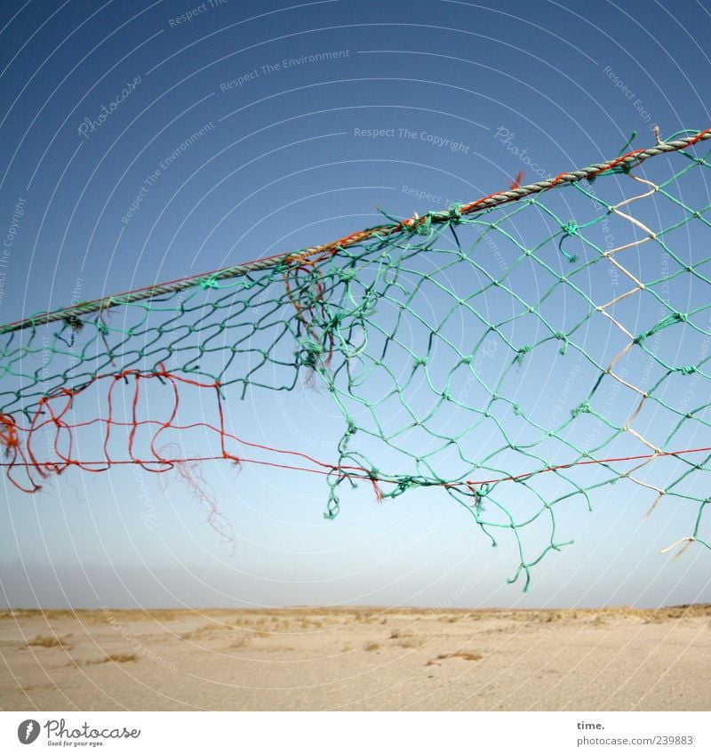 Spiekeroog | Kampfplatz Strand Sand Himmel Schnur Netz alt hoch kaputt Volleyballnetz gerissen unbrauchbar diagonal Windböe schäbig verschlissen verfallen