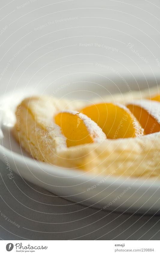 Gebäck Frucht Teigwaren Backwaren Dessert Süßwaren Ernährung Fingerfood Teller lecker Aprikose orange Farbfoto Innenaufnahme Studioaufnahme Textfreiraum oben