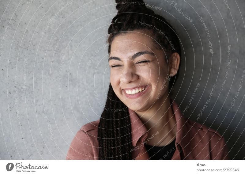 Nikolija feminin Frau Erwachsene 1 Mensch Mauer Wand Mantel Haare & Frisuren brünett langhaarig Locken Lächeln Freundlichkeit Fröhlichkeit schön Leidenschaft