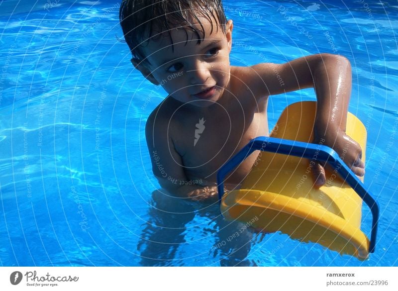 Wasserspiele Kleinkind Schwimmbad Sommer Mann Nahaufnahme