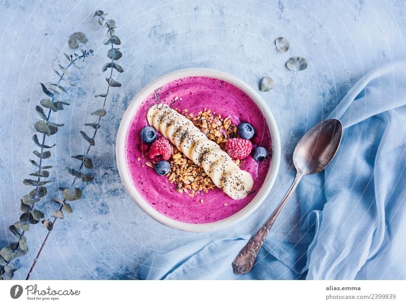 Smoothie-Bowl aus roten Früchten Milchshake bowl smoothie-bowl Frucht Vegetarische Ernährung Frühstück Vegane Ernährung Gesundheit Gesunde Ernährung kalt