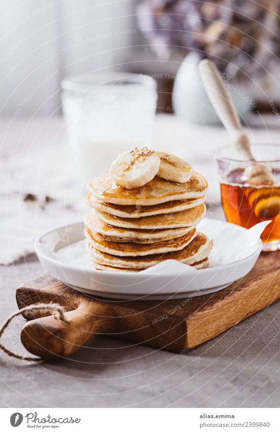 Pancakes mit Bananen und Ahornsirup Pancake Rocks Pfannkuchen Crêpe Dessert Vegane Ernährung süß amerinakisch kochen & garen backen Gesunde Ernährung Speise