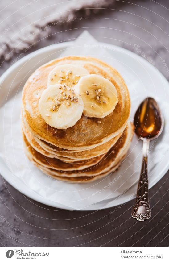 Vegane Pancakes mit Bananen und Ahornsirup Pancake Rocks Kuchen Dessert Backwaren Amerikaner Tradition süß Vegane Ernährung lecker Frucht backen