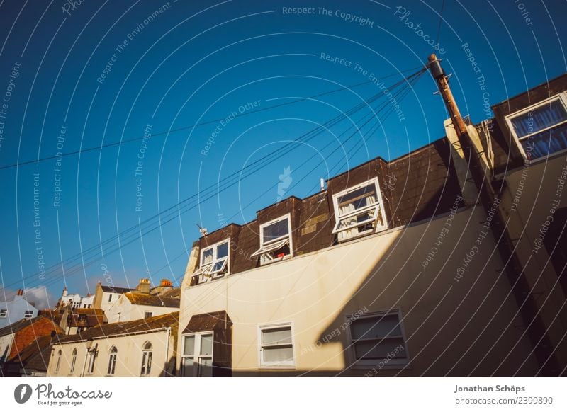 Blick aus dem Fenster auf Fassade in Brighton England Stadt Haus Bauwerk Gebäude Architektur ästhetisch Elektrizität Kabel Strommast Sonnenstrahlen Schatten