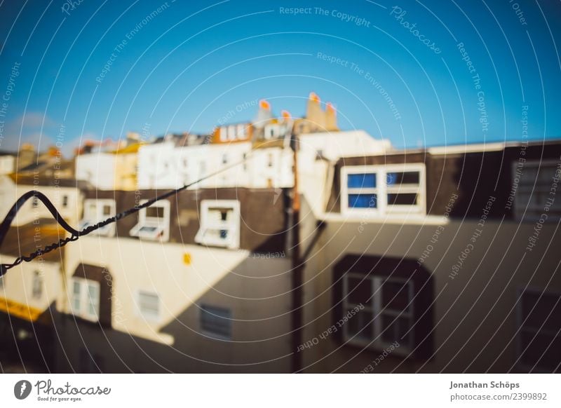 Blick aus dem Fenster auf Fassade in Brighton England Stadt Haus Bauwerk Gebäude Architektur ästhetisch Elektrizität Kabel Strommast Sonnenstrahlen Schatten