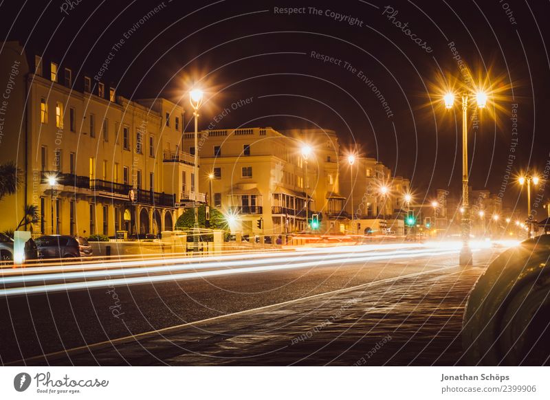 Straße bei Nacht am Brighton Beach, Brighton, England ästhetisch Hintergrundbild dunkel Licht Nachtstimmung Nachtaufnahme Strukturen & Formen Farbfoto