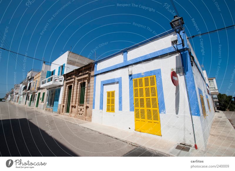 Siesta Wolkenloser Himmel Sommer Schönes Wetter Kleinstadt Haus Mauer Wand Fassade Fenster Tür Straße alt leuchten ästhetisch eckig einfach exotisch blau gelb