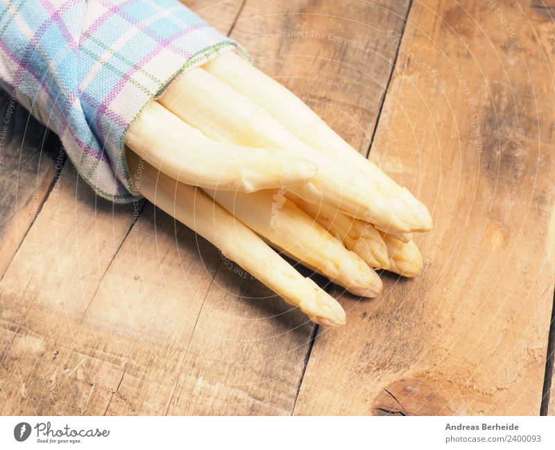 Spargel auf einem Holztisch Gemüse Dessert Mittagessen Festessen Bioprodukte Vegetarische Ernährung Stil Gesunde Ernährung springen gelb assortment