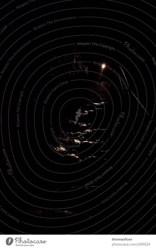 tief unten Taschenlampe Lampe leuchten bedrohlich gruselig schwarz Stimmung Einsamkeit Angst Todesangst Endzeitstimmung Ewigkeit geheimnisvoll träumen Hoffnung