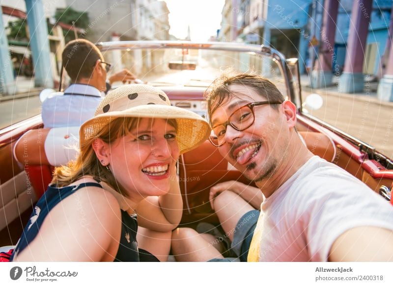 Selfi von jungem Paar auf dem Rücksitz eines Cabriolet Oldtimers Kuba Havanna Insel Ferien & Urlaub & Reisen Reisefotografie Ausflug Sightseeing Straße Stadt