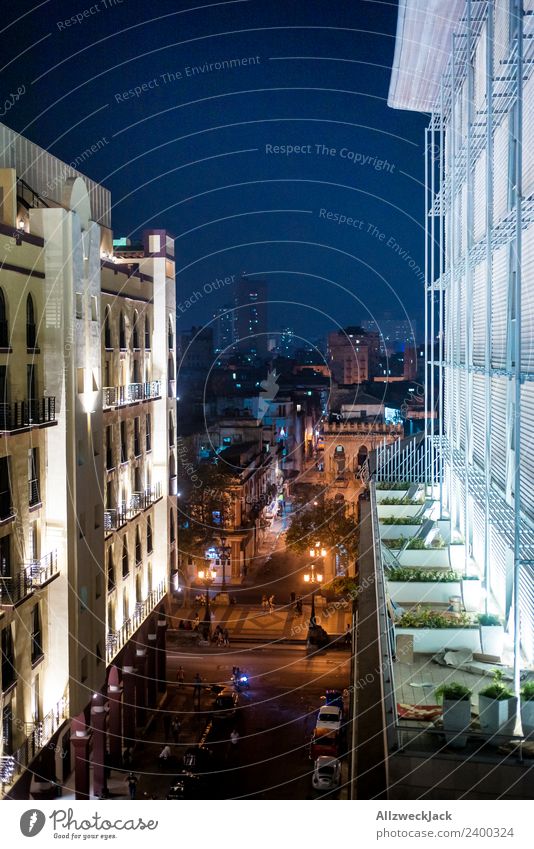 Havanna bei Nacht Kuba Nachtaufnahme Hotel Skyline Licht Fassade Wohnhochhaus Hochhaus Beleuchtung Menschenleer Nachtleben Blauer Himmel Aussicht Fensterblick