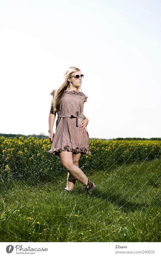 naturmädl Lifestyle Stil Freizeit & Hobby feminin Junge Frau Jugendliche 1 Mensch 18-30 Jahre Erwachsene Natur Landschaft Sonnenlicht Sommer Blume Wiese Feld