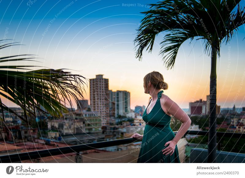 Frau auf Terasse mit Blick über Havanna in Kuba Panorama (Aussicht) Sonnenuntergang Sommer Postkarte Ferien & Urlaub & Reisen Abenddämmerung Skyline Palme Insel