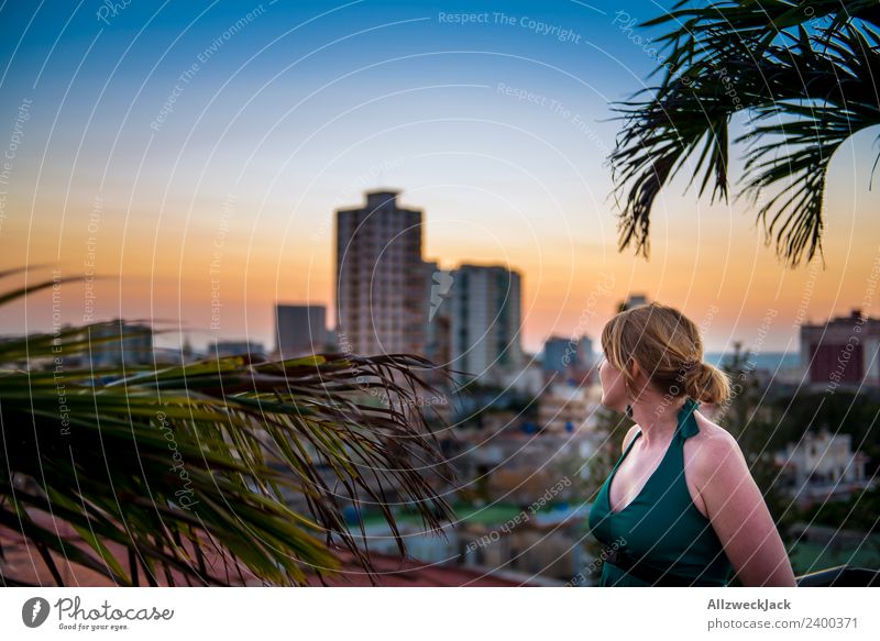 Frau auf Terasse mit Blick über Havanna in Kuba Panorama (Aussicht) Sonnenuntergang Sommer Postkarte Ferien & Urlaub & Reisen Abenddämmerung Skyline Palme Insel