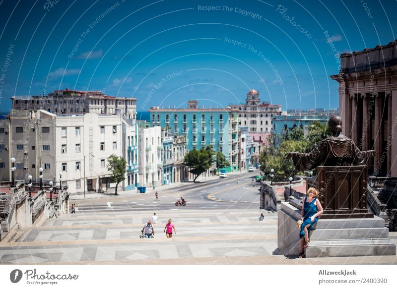 Universität Havanna Campus Treppe Kuba Insel Studium Ferien & Urlaub & Reisen Reisefotografie Sommer Schönes Wetter Wolkenloser Himmel Sonnenbrille Kleid