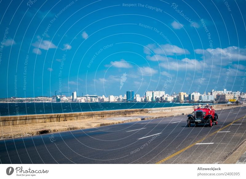 Oldtimer auf dem Malecon in Havanna Tag Sommer Blauer Himmel Kuba El Malecón Meer Wasser PKW Zeitreise Promenade Küste Skyline Wolken Ferien & Urlaub & Reisen