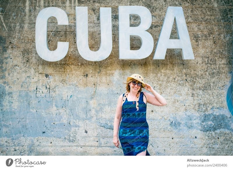 Frau mit blauem Kleid und Hut vor dem Wort CUBA Tag feminin 1 Mensch Junge Frau Mauer Wand Kuba Buchstaben Typographie Schriftzeichen Logo