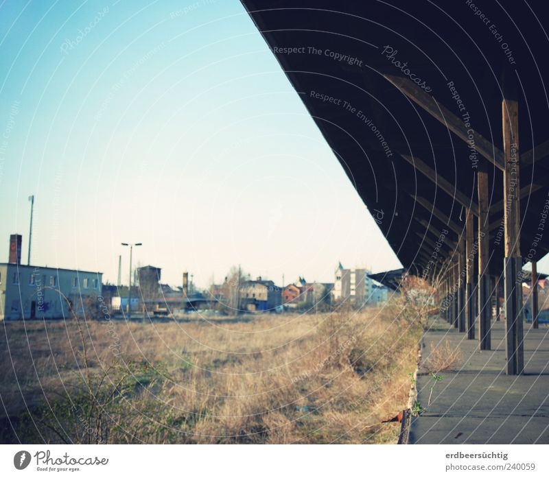 still Landschaft Wolkenloser Himmel Sommer Gras Wiese Stadtrand Menschenleer Haus Bahnhof Bahnsteig Dach alt stilllegen Verfall Vergänglichkeit Stadt Essen