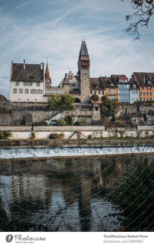 Stadt Dorf Kleinstadt blau mehrfarbig Schweiz Fluss Haus Bremgarten Fenster Reflexion & Spiegelung Wasser Himmel Altstadt Farbfoto Außenaufnahme Menschenleer