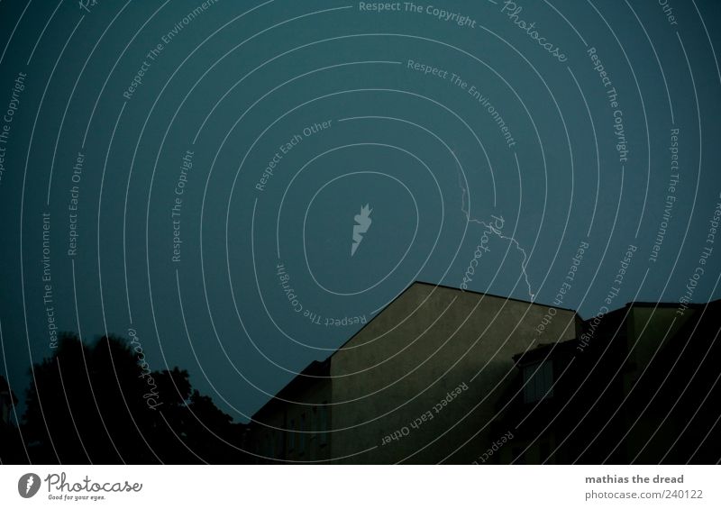 ES BLITZT Umwelt Natur Urelemente Himmel Gewitterwolken Horizont Klima schlechtes Wetter Unwetter Wind Blitze Baum Menschenleer Haus Einfamilienhaus Mauer Wand