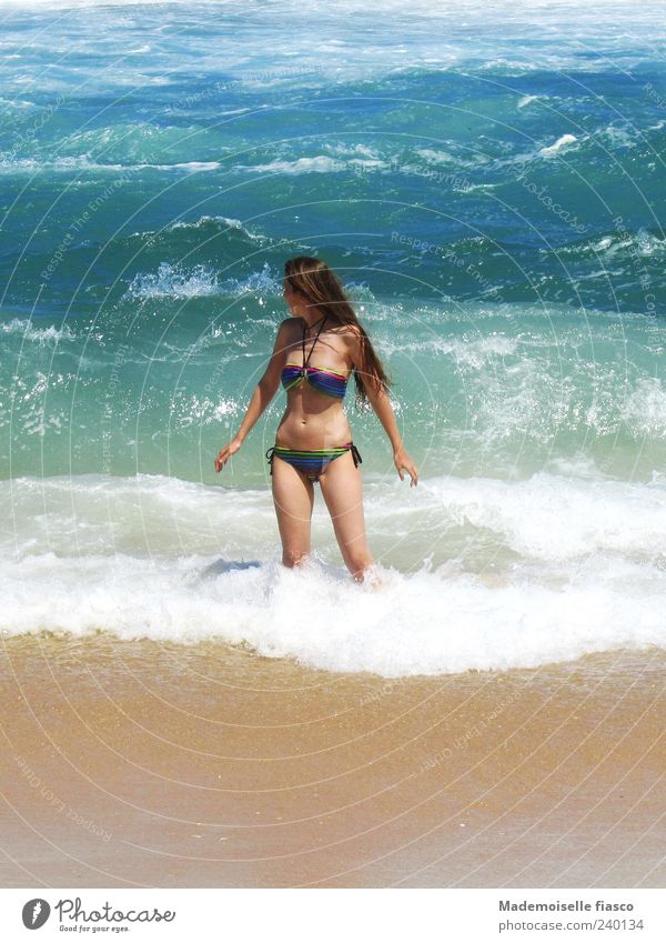 Sonne, Strand und mehr II Schwimmen & Baden Ferien & Urlaub & Reisen Ausflug Freiheit Sommerurlaub Meer Wellen feminin Junge Frau Jugendliche Haut 1 Mensch