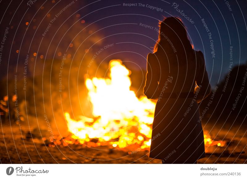 feuerstelle Feuer Wärme Licht Holz brennen Feuerstelle johannisfeuer Sommer Sommersonnenwende Frau Dame Kleid Silhouette Mensch Zusammensein Nacht dunkel