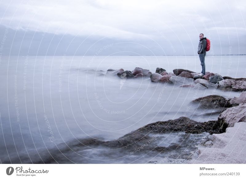 Fehmarn II Ostsee Meer Wasser Stein Sand Horizont grau trist Farblosigkeit Nebel schlechtes Wetter Langzeitbelichtung Wellen Wolken Küste Seeufer Strand Regen