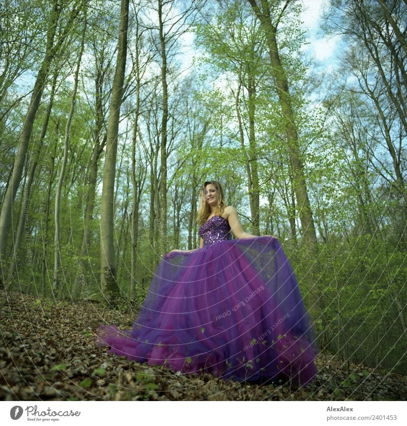 Waldfee - junge Frau - in lila Brautkleid im Wald - Lila Laune Waldfee Lifestyle kaufen Stil harmonisch Ausflug Junge Frau Jugendliche 18-30 Jahre Erwachsene