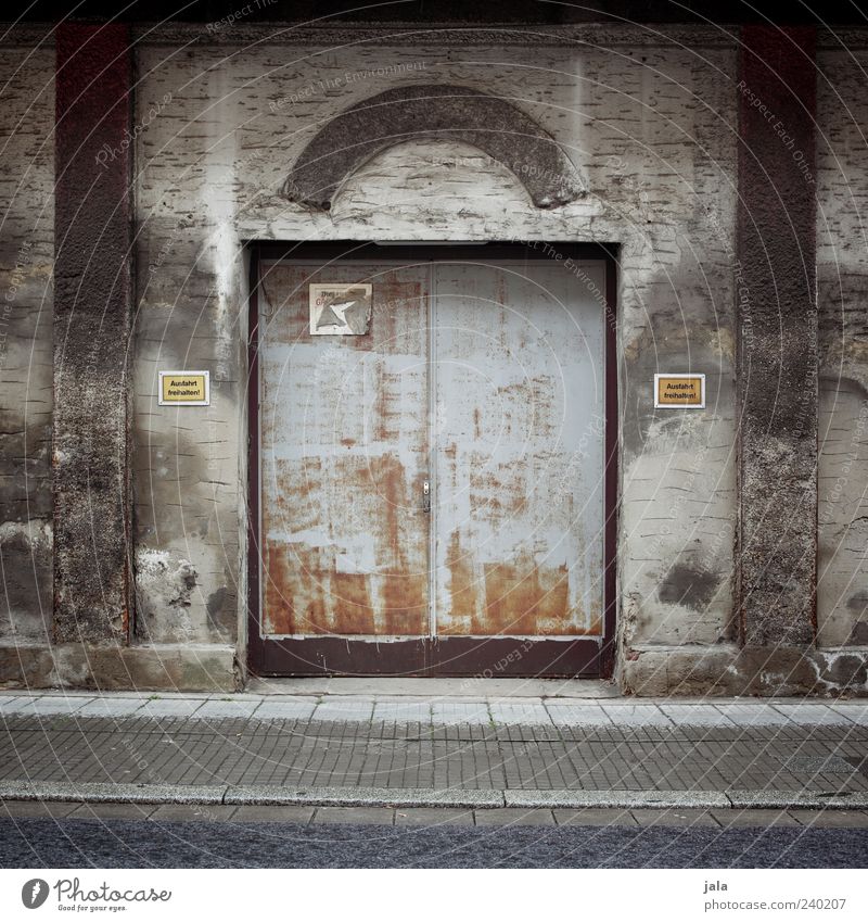 ausfahrt Haus Bauwerk Gebäude Architektur Mauer Wand Fassade Tor Garage Ausfahrt Straße Wege & Pfade Bürgersteig trist grau Farbfoto Außenaufnahme Menschenleer