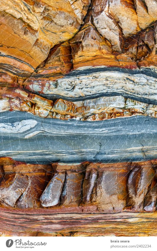 Sedimentäre Gesteinsstruktur Strand Meer Bildung Wissenschaften Geologie Beruf Geologen Kunst Umwelt Natur Erde Küste Sehenswürdigkeit Stein blau gelb rot