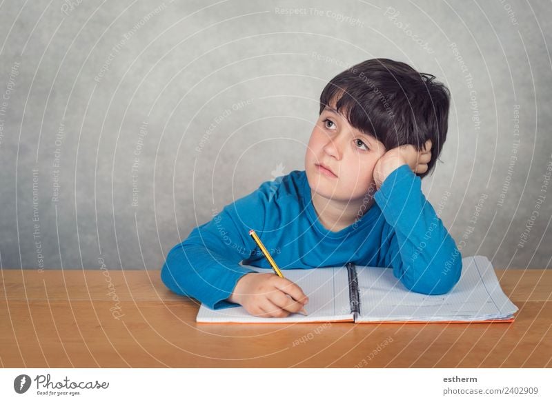 trauriger und nachdenklicher Junge mit einem Buch auf dem Tisch Lifestyle Bildung Schule lernen Schulkind Schüler Mensch maskulin Kind Kleinkind Kindheit 1