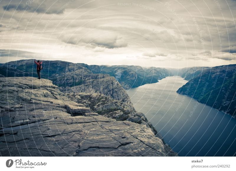 Plateau 1 Mensch Felsen Berge u. Gebirge Gipfel Fjord Freude Kraft Abenteuer Ferne Ziel Norwegen Lysefjord wandern Stolz Gedeckte Farben Außenaufnahme