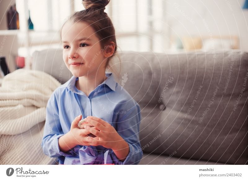 süßes kleines Kind Mädchen mit Spiegel und cos Stil Haare & Frisuren Schminke Mutter Erwachsene Mode Bekleidung Hemd träumen trendy modern blau Einsamkeit