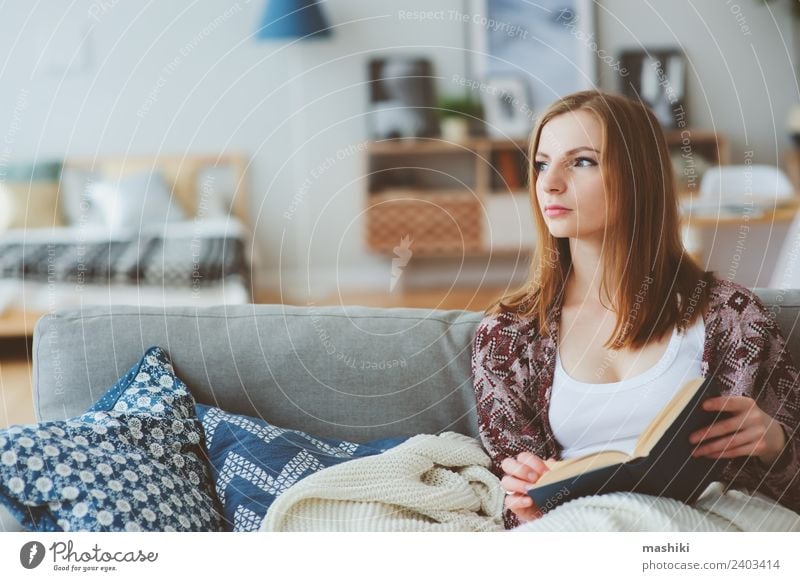 Innenporträt einer jungen nachdenklichen Frau zu Hause Lifestyle Leben harmonisch Erholung lesen stricken Winter Erwachsene Buch Herbst modern Einsamkeit