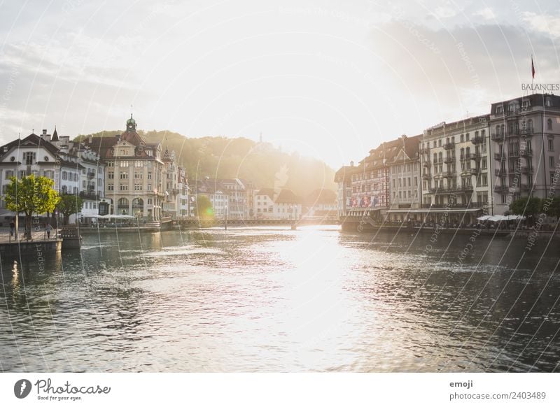 Luzern CH Schönes Wetter Fluss reuss Stadt Stadtzentrum Haus historisch Tourismus Schweiz Farbfoto Außenaufnahme Tag Abend Lichterscheinung Sonnenlicht