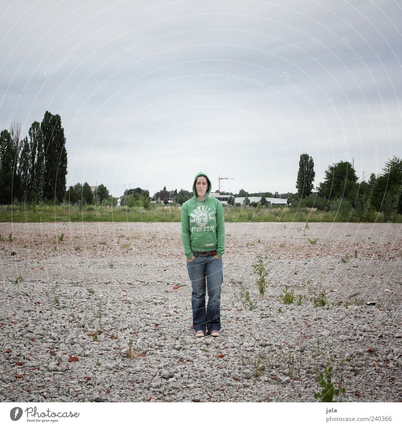 rumstehen Mensch Frau Erwachsene 1 30-45 Jahre Landschaft Himmel Pflanze Baum Platz Jeanshose Pullover Turnschuh Stein trist Kapuze Kapuzenpullover Mitte