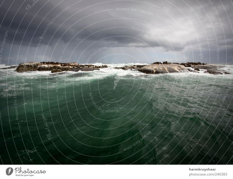 Dramatisches Sturmwetter auf dem Ozean mit einer Insel Umwelt Natur Landschaft Wolken Gewitterwolken schlechtes Wetter Unwetter Wind Regen Südafrika fliegen