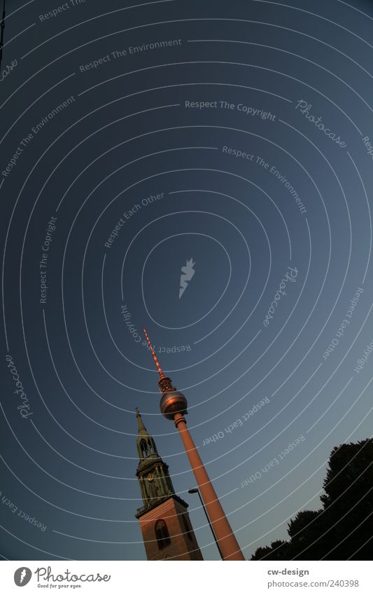 Schwarz zu Blau Himmel Wolkenloser Himmel Stadt Hauptstadt Stadtzentrum Kirche Bauwerk Architektur Sehenswürdigkeit hoch blau schwarz Fernsehturm Turm Farbfoto