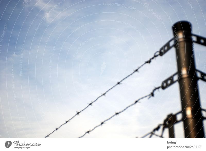 (Chorus) Oooh , oooh , oooh Spitze Sicherheit Zaun Zaunpfahl Stacheldraht Stacheldrahtzaun Außenaufnahme Barriere Schutz Himmel Wolken Menschenleer