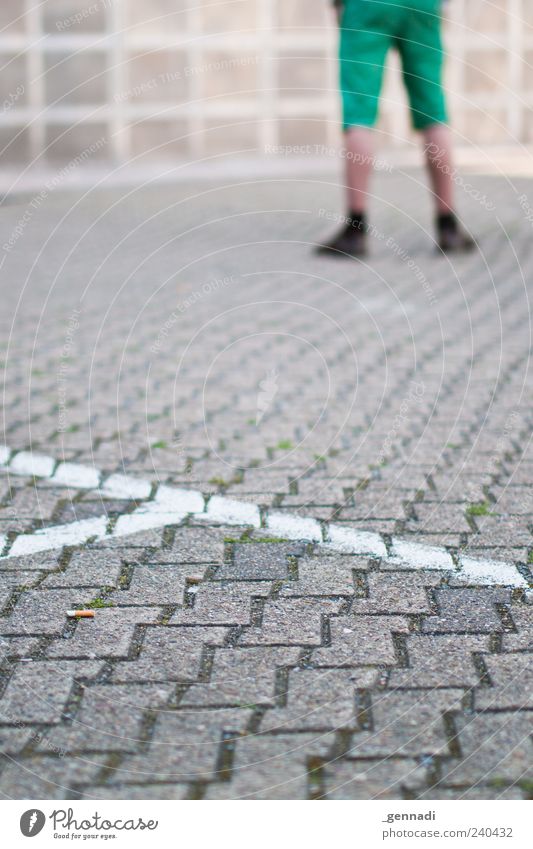 Nichts los da Vorne Mensch maskulin Mann Erwachsene Beine Fuß 1 Shorts Schuhe stehen grün Zigarette Asphalt Boden Stein Linie leer Einsamkeit ruhig warten