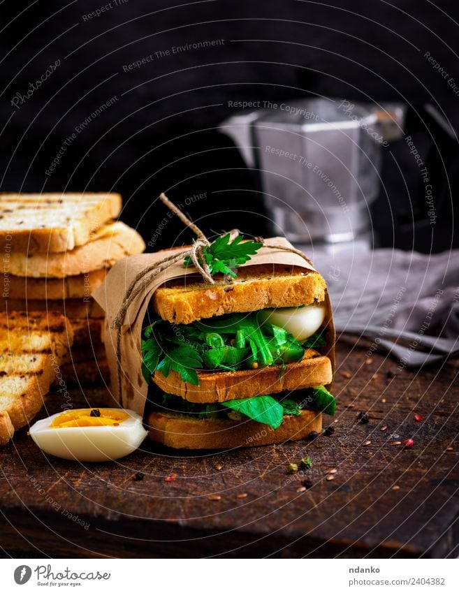 Sandwich von French Toast Gemüse Salat Salatbeilage Brot Frühstück Mittagessen Abendessen Vegetarische Ernährung Essen frisch lecker braun grün weiß