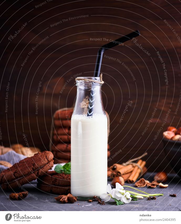 Glasflasche mit Milch Frühstück Getränk Erfrischungsgetränk Flasche Tisch natürlich retro braun weiß melken Hintergrund Kekse Schokolade süß backen rustikal