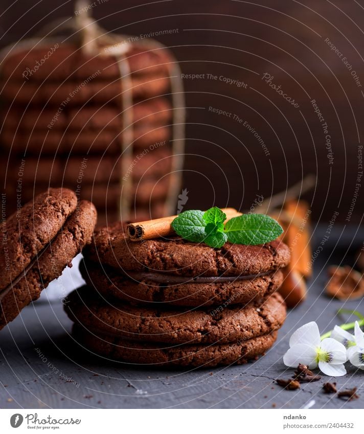 runde Schokoladenplätzchen Dessert Süßwaren Ernährung Seil Blume Essen dunkel lecker braun schwarz Keks Hintergrund Lebensmittel Stapel süß backen Biskuit