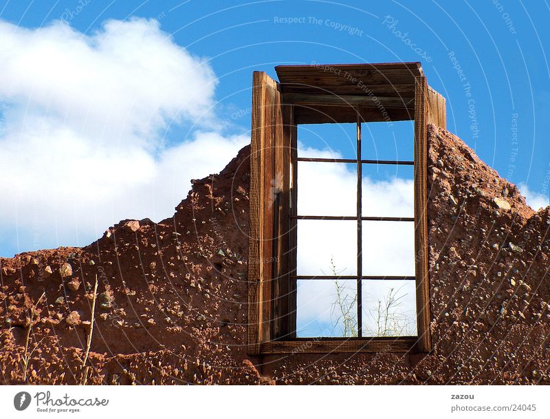 Fenster mit Aussicht! Haus Gebäude Wolken Raum Ruine Abrissgebäude Zukunft Architektur Himmel Freiheit