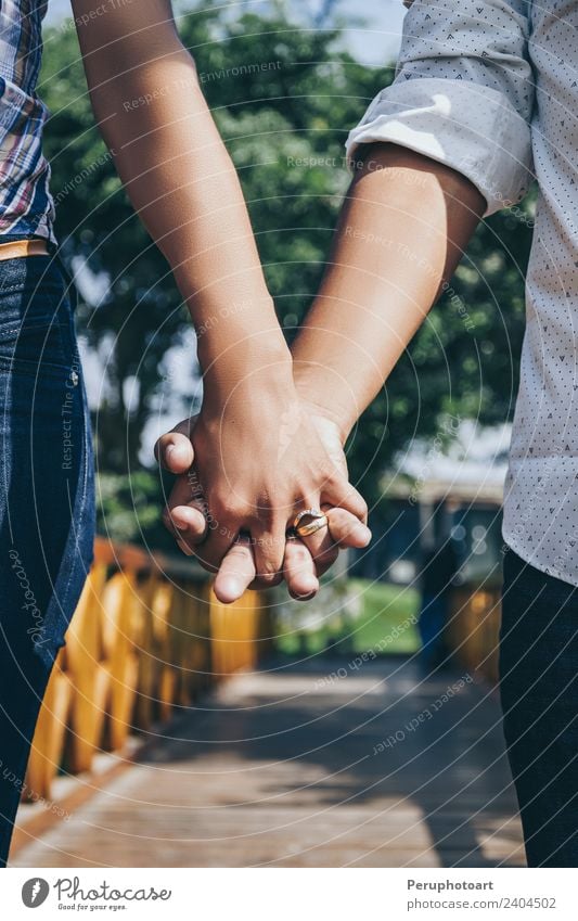 Beine einer schönen jungen Familie Lifestyle Feste & Feiern Hochzeit Frau Erwachsene Mann Familie & Verwandtschaft Freundschaft Paar Hand Finger Ring berühren