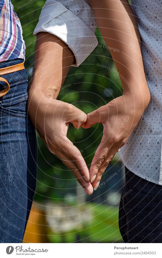 Braut und Bräutigam halten sich an den Händen in Form eines Herzens. Feste & Feiern Valentinstag Hochzeit Frau Erwachsene Mann Paar Hand Finger Blume Schmuck