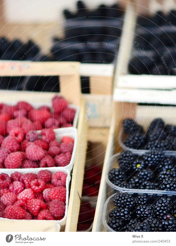 Him&Brom Lebensmittel Frucht Ernährung Bioprodukte Vegetarische Ernährung frisch lecker saftig süß rosa Obst- oder Gemüsestand Wochenmarkt reif Himbeeren